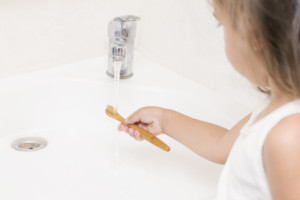 niño con grifo agua